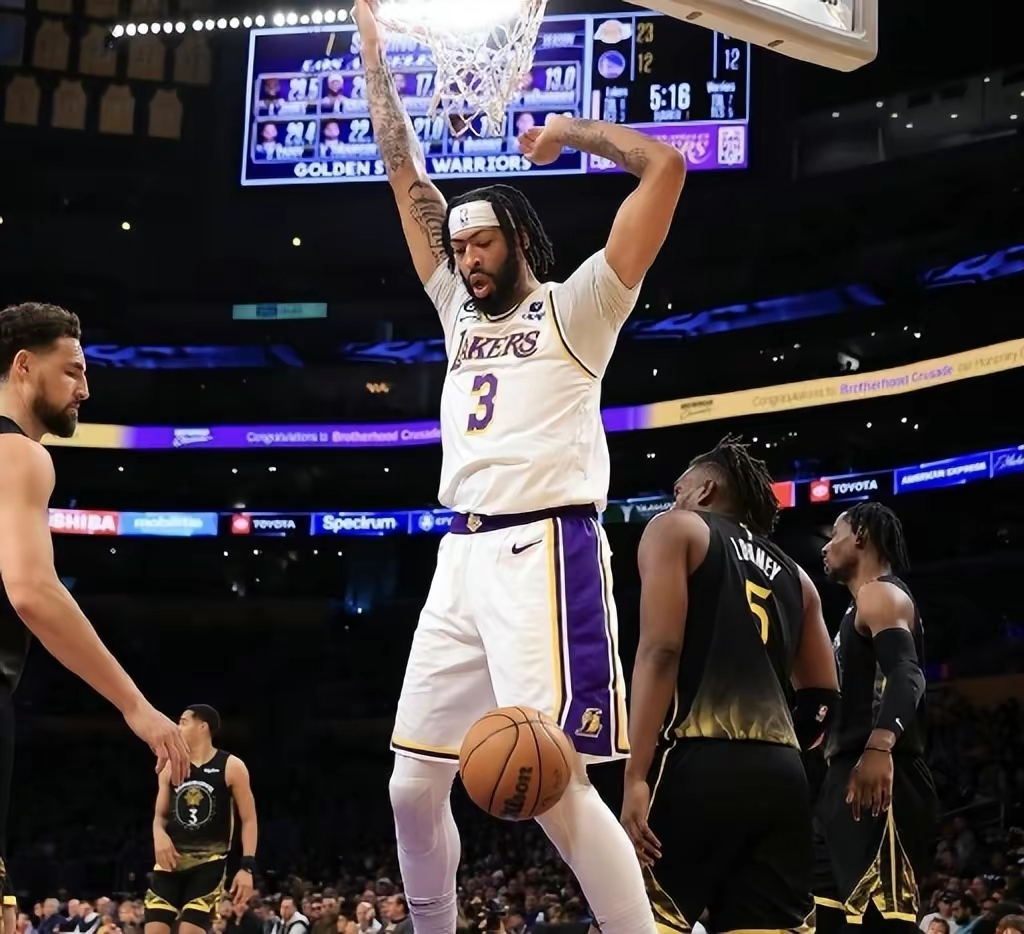 刚刚！加时末段埃因霍温调整名单以备荷甲湖人怒砍21分，Rookie在切尔西比赛中伤愈复出(湖人队最新比赛结果)